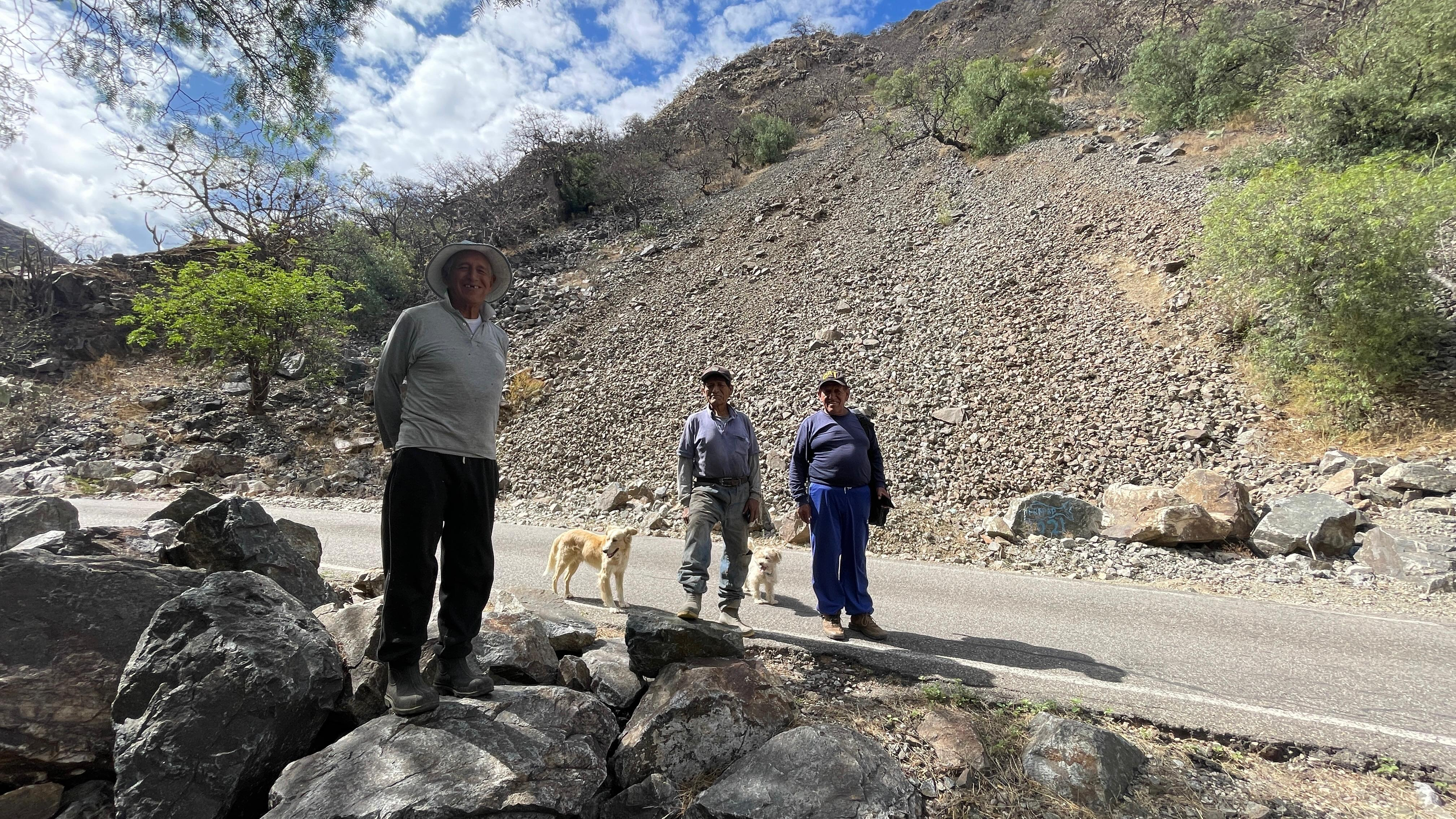 Vía de acceso construida en zona montañosa