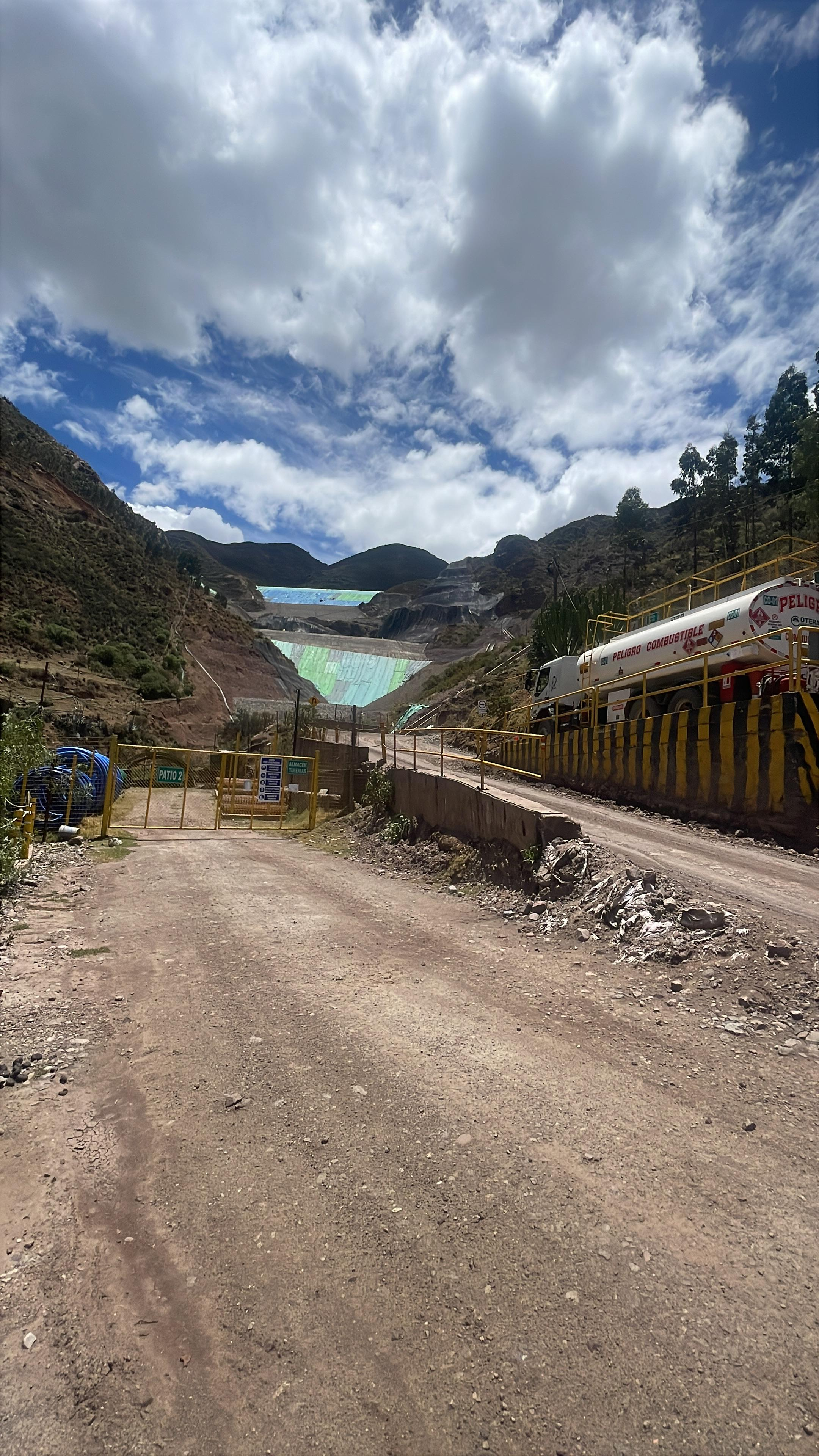 Presa de relaves y vía de acceso en operación de Tacamin