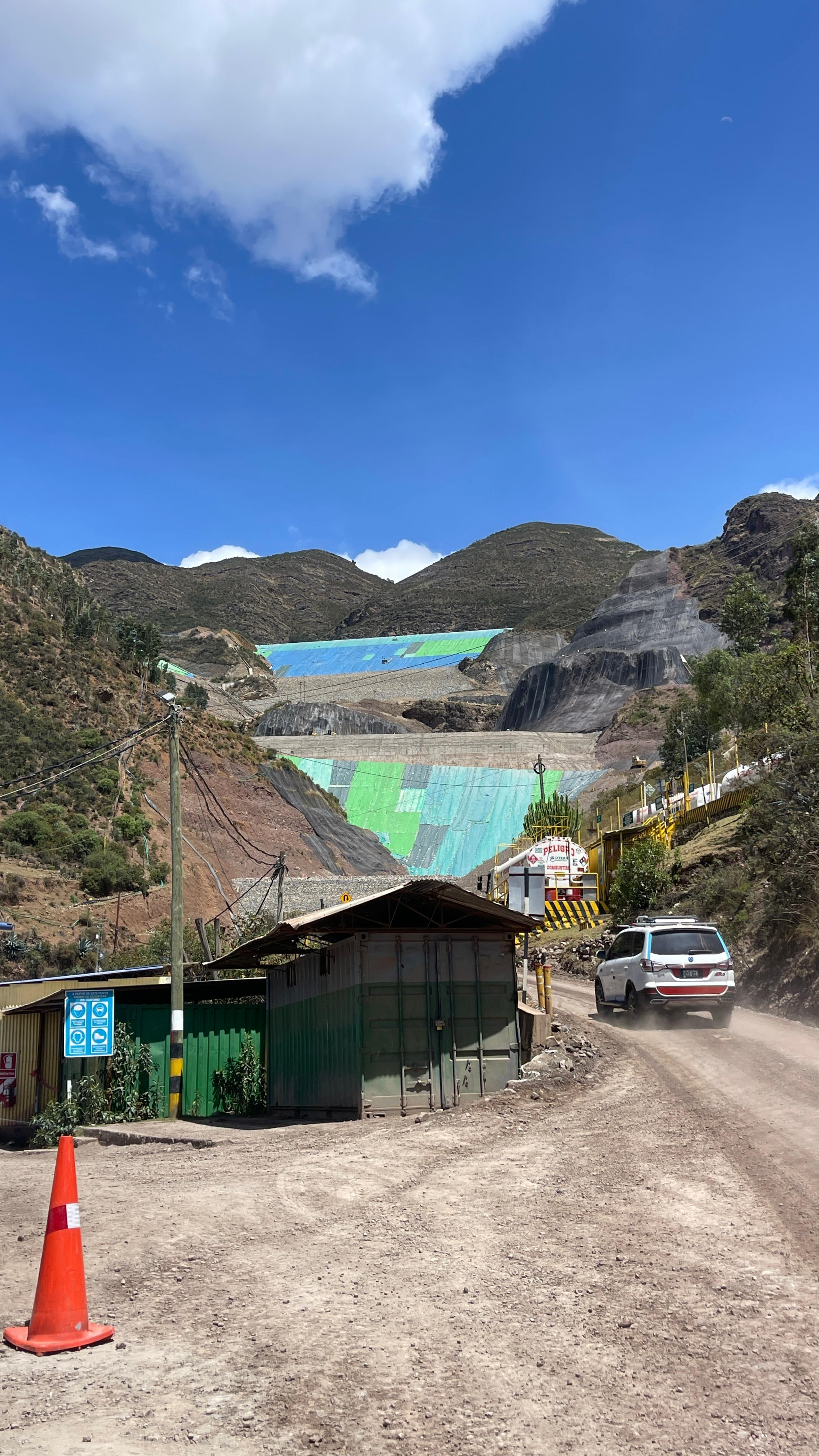 Vista panorámica de la operación de Tacamin en zona de montaña