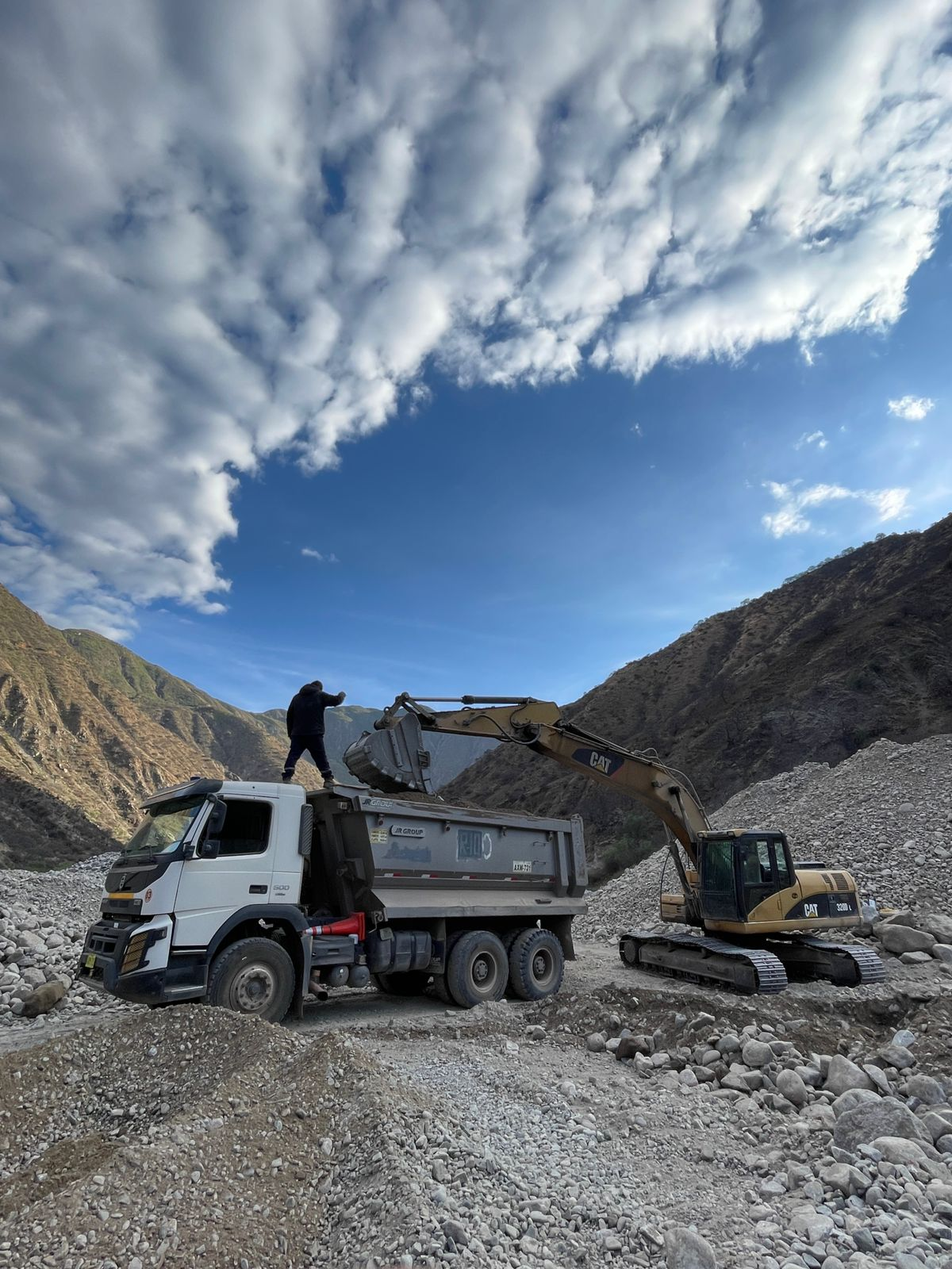 Volquete cargado durante operación de transporte de mineral