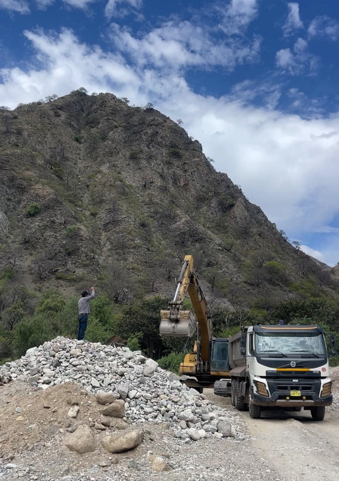 Excavadora cargando un volquete Volvo en plena operación de Tacamin